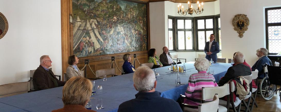 Oberbürgermeister David Wittner empfing die ehemaligen Ministerialbeauftragen aus ganz Bayern in der Bundesstube des Nördlinger Rathauses.