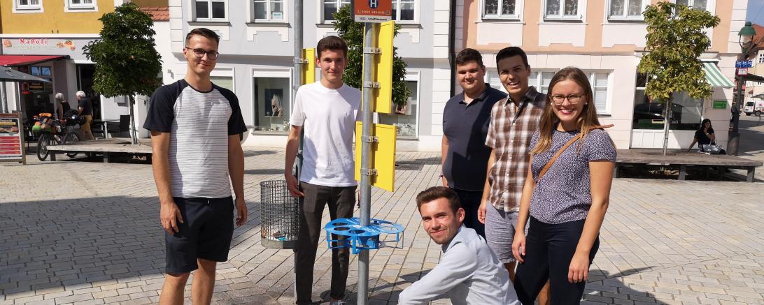 Große Freude bei der JU Nördlingen. Die Pfandringe durften nach zwei Monaten wieder in der Innenstadt Nördlingens angebracht werden. 