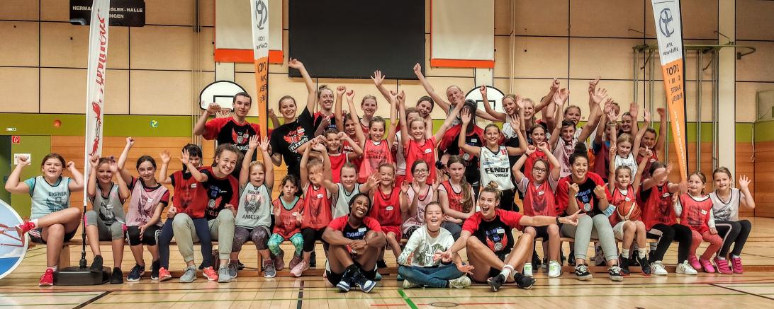 Basketballerinnen und Mädchen jubeln in Turnhalle