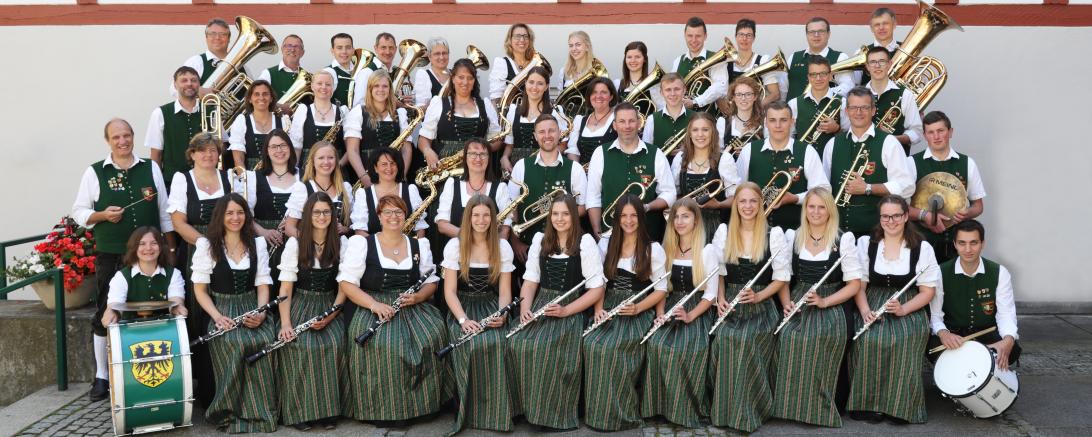 Das Bild zeigt die Musikerinnen und Musiker der Stadtkapelle Harburg e.V. 