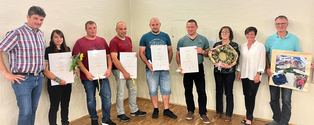 Das Bild zeigt von links: Bernd Heinle (Geschäftsführer), Jasmin Baumgärtner, Matthias Thannhauser, Rainer Ulrich, Marcus Lessau, Falk Wenger, (alle 10 Jahre), Gisela Laun  Gudrun Gebert-Löfflad (Personalleitung) und  Dieter Schabert. Es fehlt Kai Knebel, ebenfalls 10 Jahre 