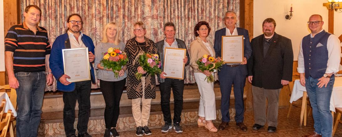 Über die Ehrung der Metzgermeister Anton Kempter (2. von links), Bernhard Starrock (5. von links) und Walter Reiß (3. von rechts) freuten sich ihre Gattinnen sowie Stellvertretender Obermeister Siegfried Dehm (links), Lars Bubnick vom Fleischerverband und Obermeister Harald Münzinger (von rechts).