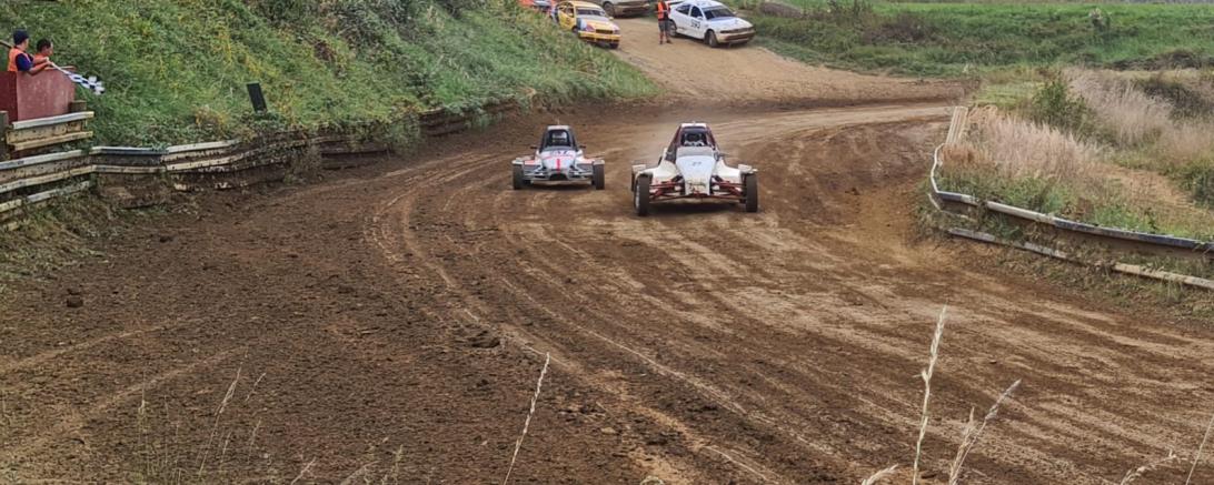 Im Bild zu sehen ist links Josef Lang in seinem Jugend-Crosskart.