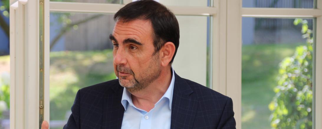 Mann im Anzug an Rednerpult