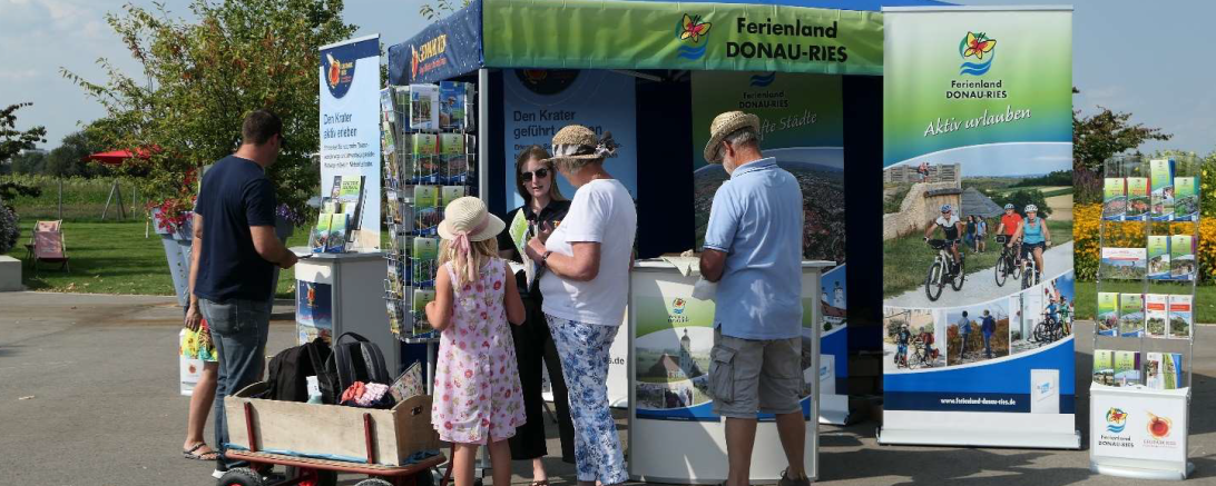 Interessierte Besucher am Stand vom Ferienland Donau-Ries e.V.