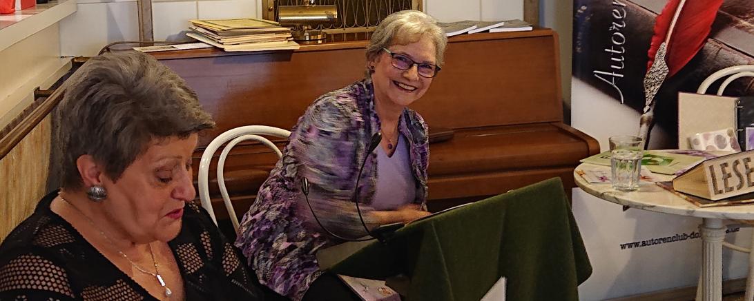 Auf dem Bild zu sehen zwei Damen während der Lesung.