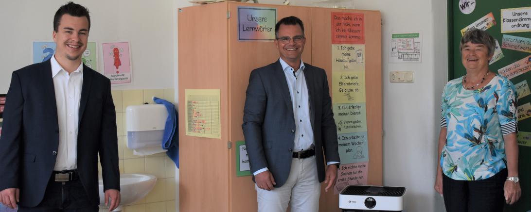 Oberbürgermeister Jürgen Sorré, die Rektorin Sibylle Lutzkat und der Leiter des Sachgebietes KiTa/Schule/Sport, Christian Lechner, freuen sich über Ausstattung pünktlich zum Schuljahresbeginn – hier in der Donauwörther Mangoldschule.
