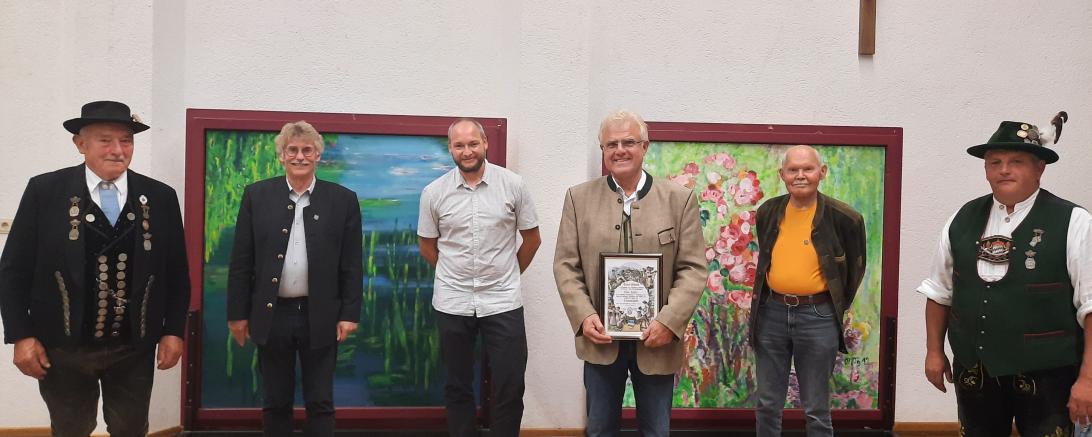 Auf dem Bild zu sehen (von links): 1. Vorstand Albert Kapfer, Gerhard Martin (geehrt für 30 Jahre Mitgliedschaft), Jörg Weiß (neugewählter Kassier), Hans Hafner (neues Ehrenmitglied und ehemaliger Kassier), Albert Schweinböck (geehrt für 30 Jahre Mitgliedschaft) und Michael Forthofer (2. Vorstand). 