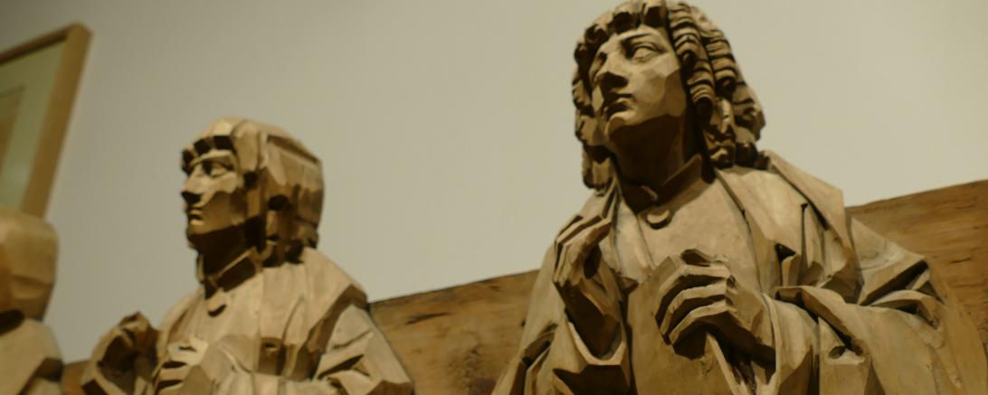 Auf dem Bild zu sehen Holzskulpturen.