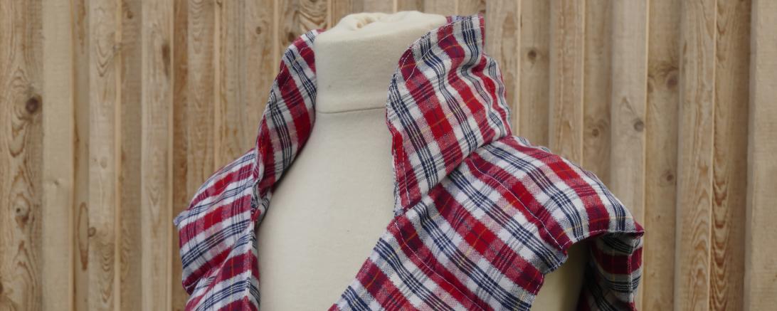 Auf dem Bild zu sehen ein selbstgenähtes Kirschkern-Nackenkissen.