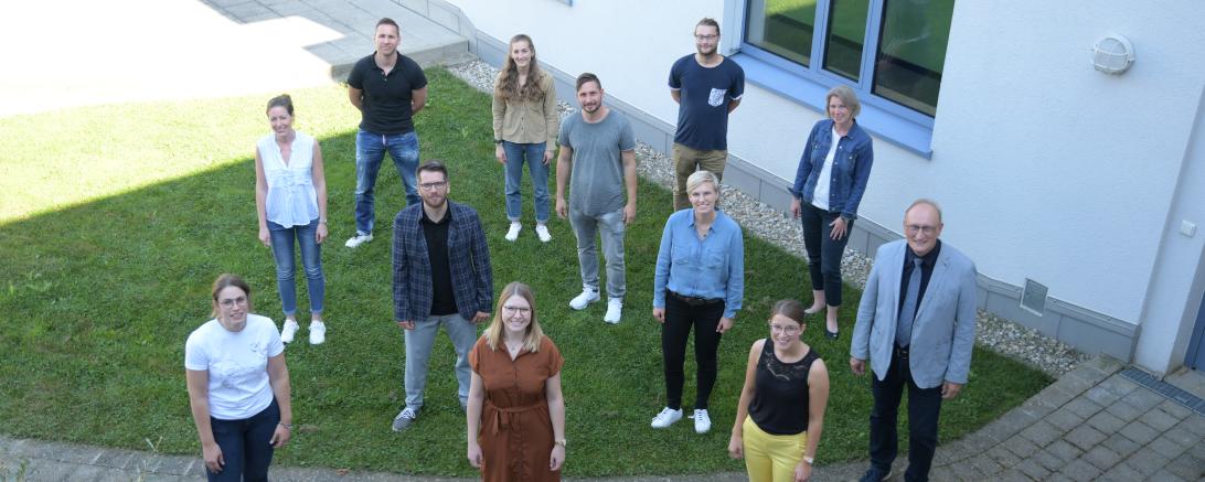 Auf dem Bild zu sehen Gerhard Härpfer, der 11 neue Lehrer begrüßt.