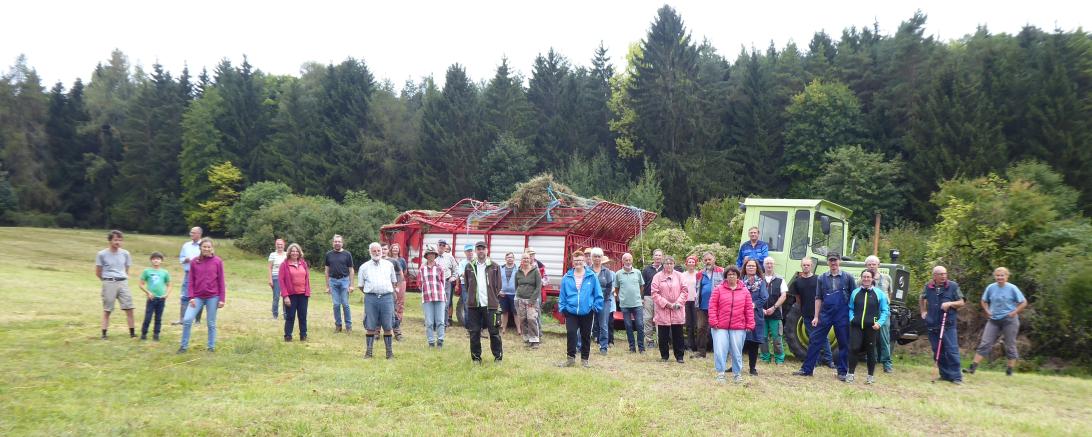 Auf dem Bild zu sehen Freiwillige Helfer nach der Pflege des Hangmoores bei Niederaltheim.