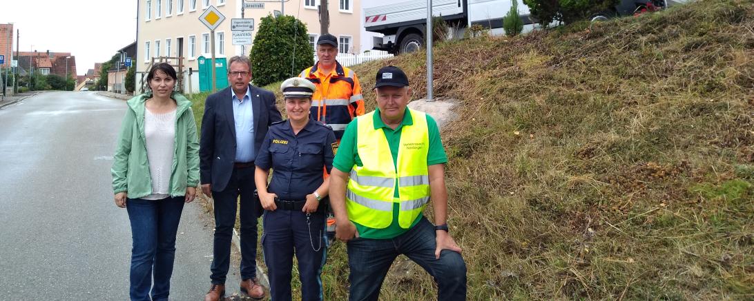 Frau Ammesdörfer, Bgm. Engelhardt, Frau Donderer, Herr Schröppel und Herr Berger vor dem neu beschafften Geschwindigkeitsinformationsdisplay an der St2216 am Ortseingang von Hainsfarth
