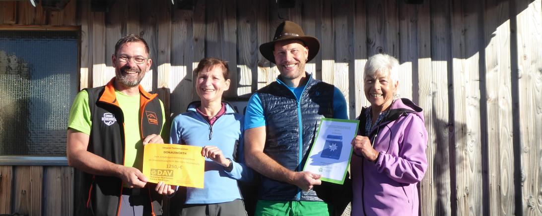 Auf dem Bild sieht man: Die Geschenkt die, der Donauwörther Alpenverein von der Partnersektion Nördlingen bekommen hat.