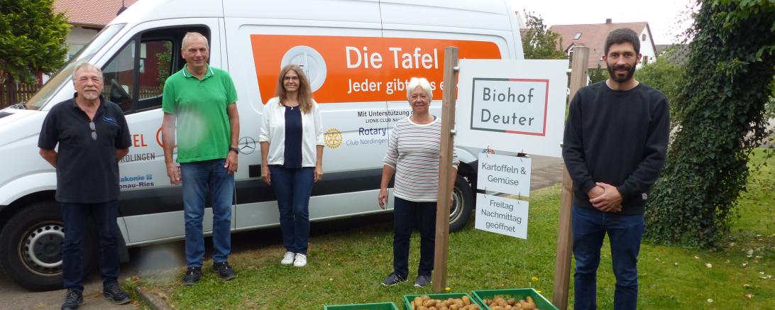 Auf dem Bild von links: Joachim Broda (Tafel), Josef Fischer (Tafel), Susanne Vogl (Caritas), Gertraud Deuter, Johannes Deuter