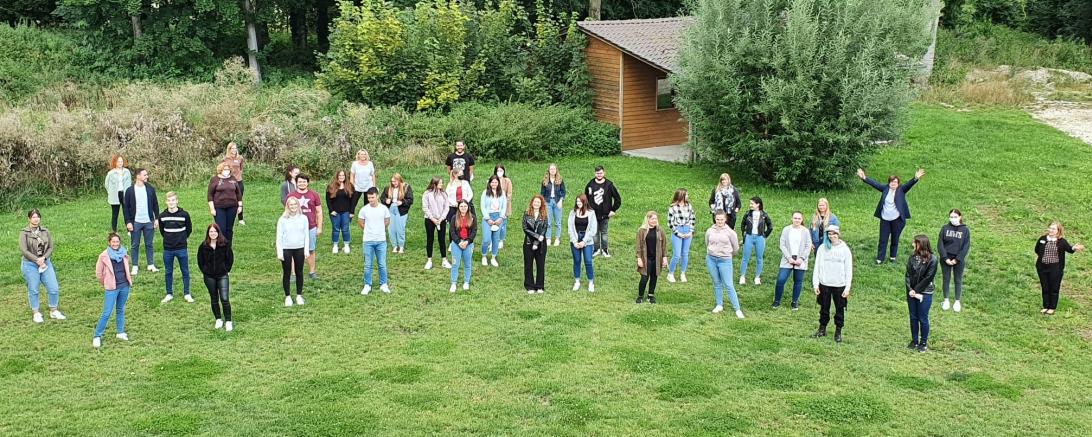 Der neue Jahrgang der Berufsfachschule für Pflege stellte sich nach dem Ausbildungsstart zum Gruppenbild mit Schulleiterin Karola Rigel und dem Lehrerkollegium auf.