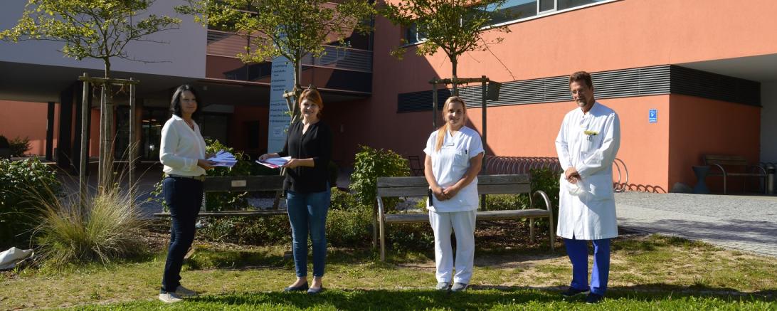 Das Bild zeigt von links nach rechts: Sylvia Jeromin (Inhaberin Salzgrotte Nördlingen), Stationsleitung Julia Goebel, Pflegefachkraft Vanessa Hahn und Prof. Dr. Bernhard Kuch, Direktor der Klinik für Innere Medizin und Ärztlicher Direktor des Stiftungskrankenhauses.