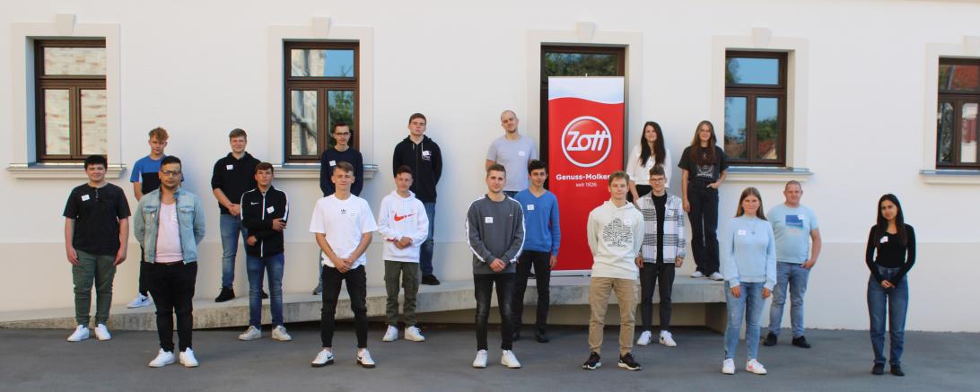 Auf dem Bild zu sehen 19 Auszubildende.
