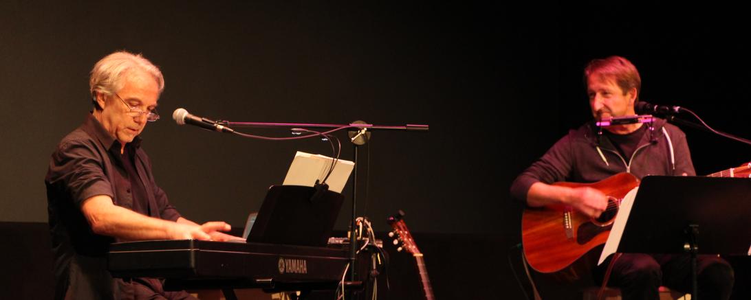 Die Beiden Musiker Michael Ruff (l.) und Manfred Rehm (r.) kommen am 2. Oktober ins b+ Zentrum nach Blossenau. 