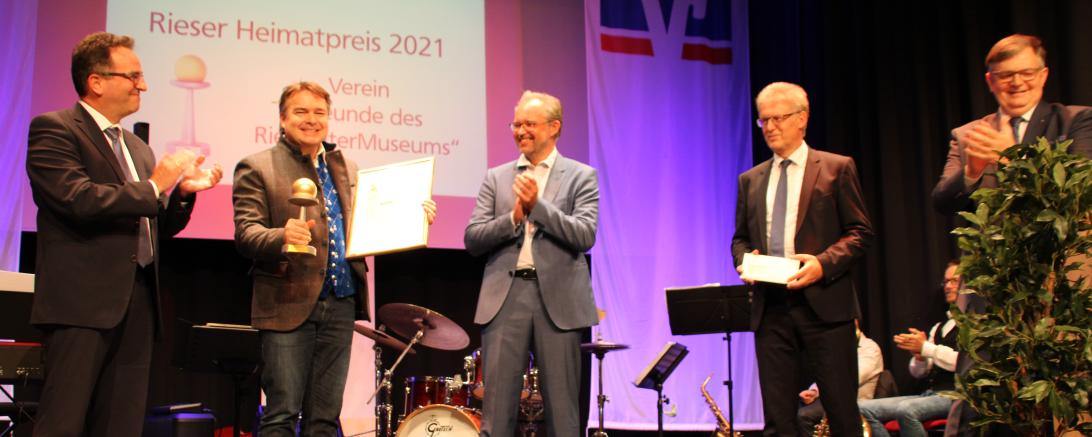 Fünf Personen bei Preisverleihung Rieser Heimatpreis 2021