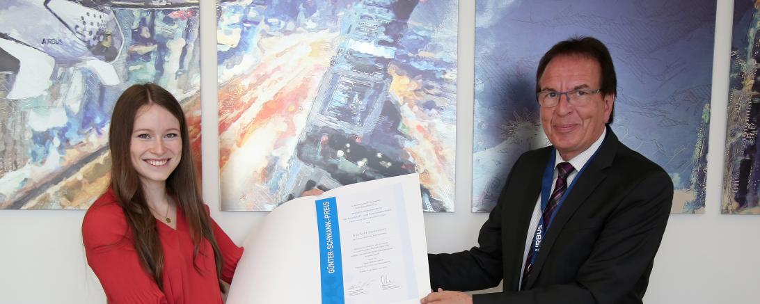 Klaus-Uwe Reiß, Vorstandsvorsitzender proK übergibt den Preis an Sofie Dannemann. 