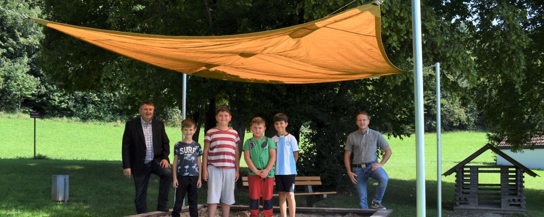 Auf dem Bild zu sehen Bürgermeister Josef Reichensberger, vier freiwillige Tester und Gerd Kritsch.