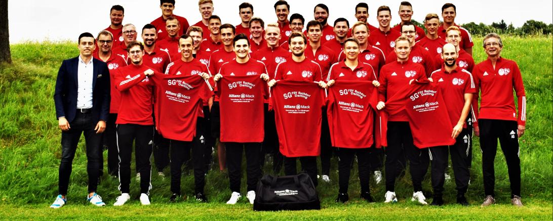 Auf dem Bild sieht man die Fußballmannschaft mit ihren neuen Trikots.