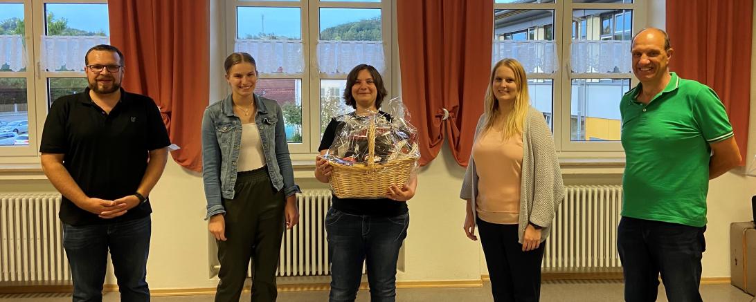 Auf dem Bild zu sehen Wolfgang Stolz, Emma Schmidbaur, Alexandra Grün-Wiedenmann, Janine Schneider und Franz Fischer. 