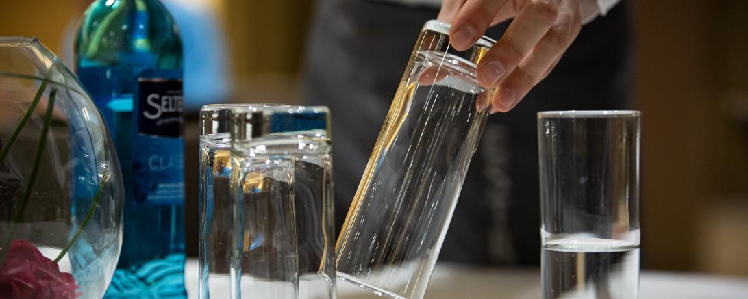 Wenn das Glas eher halb leer als halb voll ist: Ein Großteil der Beschäftigten in Restaurants, Cafés und Hotels arbeitet zu Niedriglöhnen – und hat wegen Corona schlechte Job-Perspektiven, kritisiert die NGG. Die Gewerkschaft ruft die Arbeitgeber der Branche dazu auf, sich zu tariflichen Standards zu bekennen.