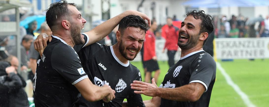 Auf dem Bild zu sehen Marko Cosic, Tim Härtel und Abdel Abou-Khalil nach dem Führungstreffer.
