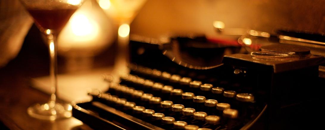 Auf dem Bild sieht man eine alte Schreibmaschine