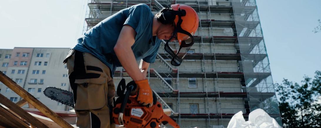 Auf dem Bild zu sehen ein „Unglücksrabe an der Kettensäge“.