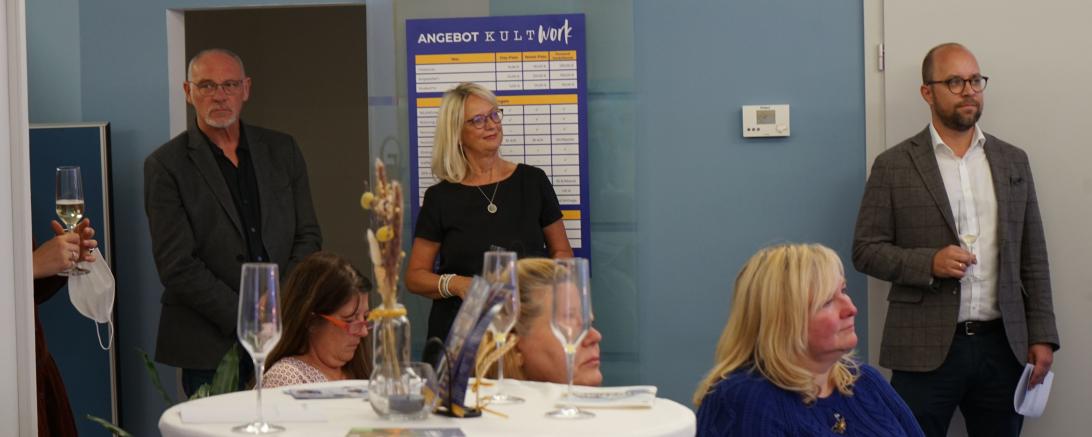 Auf dem Bild sieht man die drei Künstler, die Bilder für die Auktion gespendet hat.