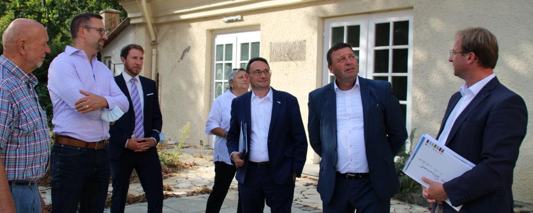 Sieben Personen stehen auf Terrasse vor Kronensaal Oettingen