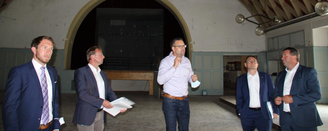 Fünf Personen im Kronensaal unter Zollingerdach