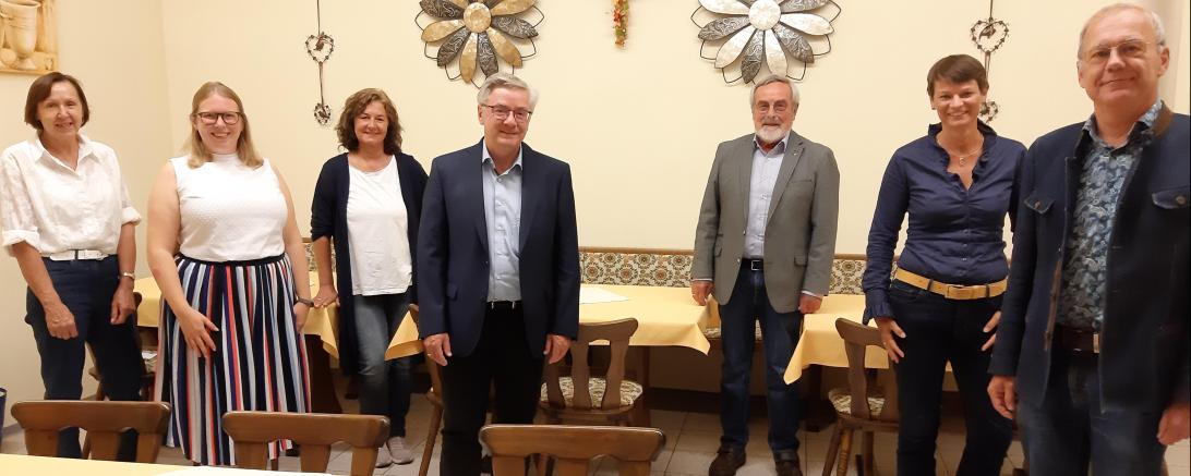 Auf dem Bild zu sehen Anita Dirtheuer, Veronika Skutta, Andrea Vogel, Werner Luther, Dr. Sigmund Böckh, Susanne Schaffer, Karl Schaffer.