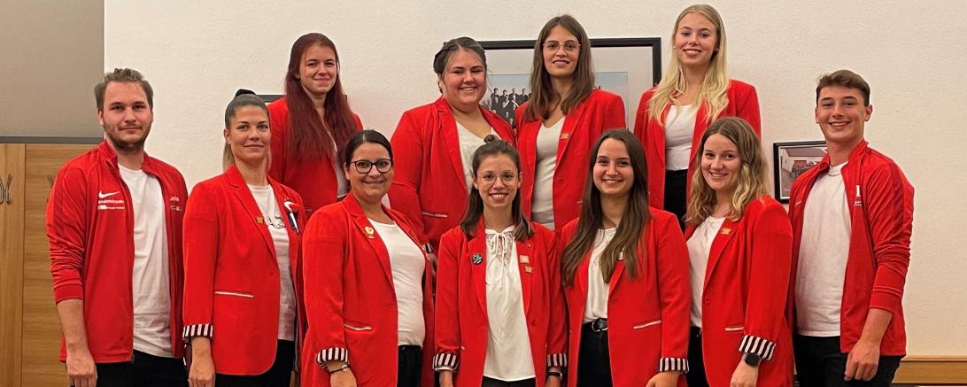 Auf dem Bild zu sehen die Vorstandschaft des TSC New Dancia Holzheim.