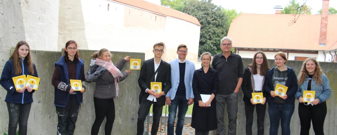 Die Jugendlichen mit Stephanie Quitterer, Oberbürgermeister Wittner und Ralf Lehman bei der Vorstellung des Hörpfades in den Frickhinger Anlagen.