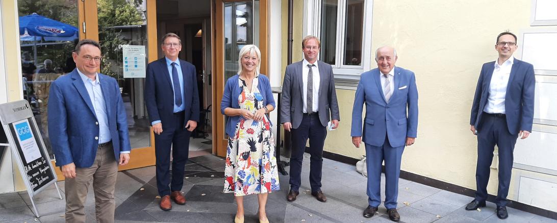 v.l. MdB Ulrich Lange, Landrat Stefan Rößle, Staatsministerin Carolina Trautner, MdL Wolfgang Fackler, CSU-Ortsvorsitzender Gottfried Hänsel, 1.Bürgermeister Dr. Martin Drexler (Bild: Thomas Walter)
