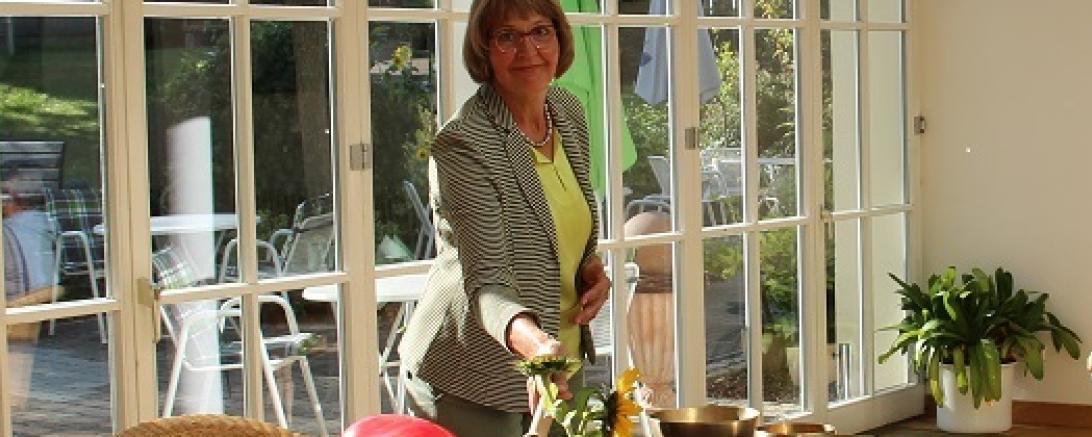Mechthild Laforet von der Liselotte-Nold-Schule erläutert die Klangschalen