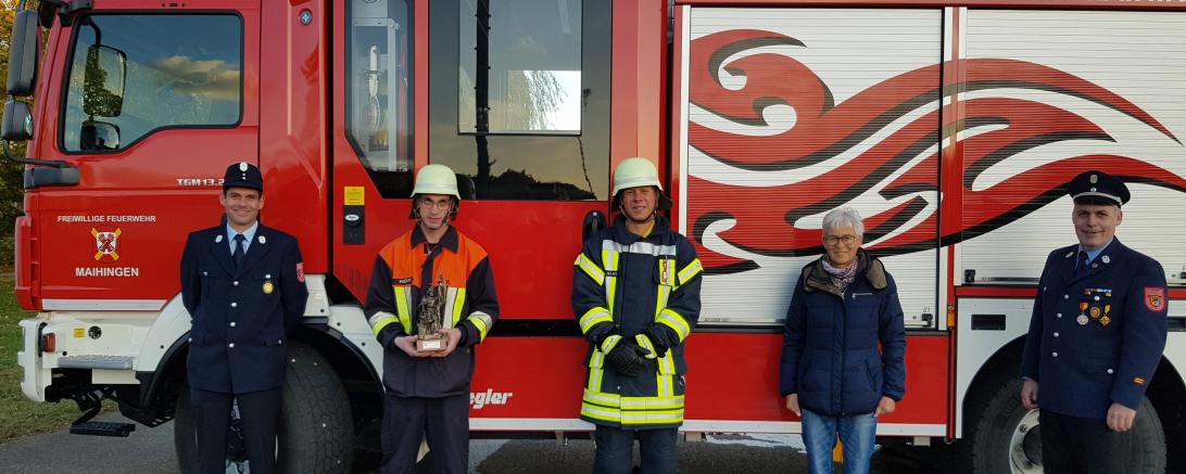 Kommandant Christoph Mayer, Michael Hach, Sebastian Haas, stellv. Bürgermeisterin Elisabeth Koukol, Kreisbrandmeister Klaus Schwager.