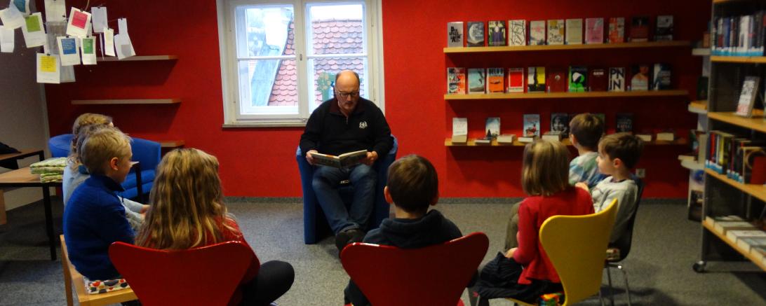 In der Donauwörther Stadtbibliothek beginnen wieder Vorlesestunden für Kinder.