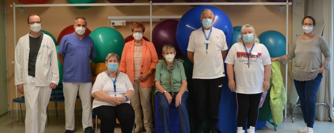 Unser Bild zeigt den Leitenden Oberarzt der Schmerztagesklinik Dr. Dirk Boujong (ganz links im Bild), Dr. Thomas Handschuh (zweiter von links), Elisabeth Strauß, Vorsitzenden Seniorenbeirat Nördlingen ( vierte von links), Dr. Katja Pferinger (ganz rechts im Bild) und die Teilnehmer der ersten Seniorengruppe.
