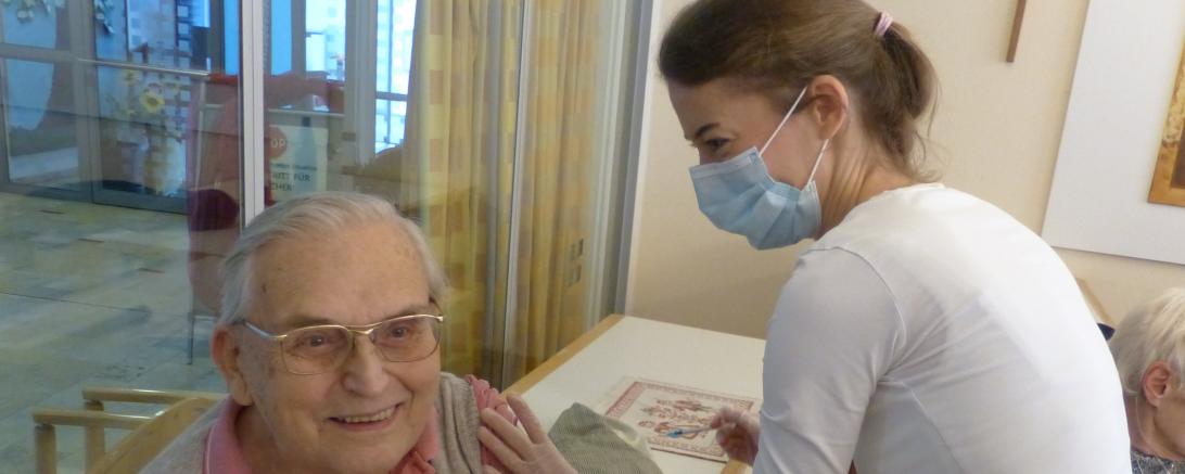 Karl Klug, Bewohner und Dr. med. Carmen Nordmo Fachärztin für Innere Medizin