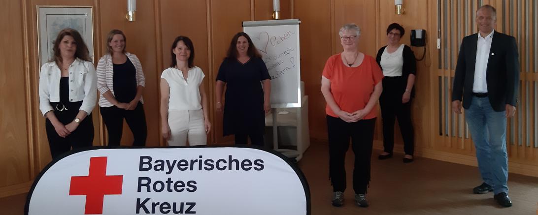 Bei einer kleinen Abschlussfeier überreichte der stellvertretende Kreisgeschäftsführer des BRK-Kreisverband Nordschwaben Michael Haller den frischgebackenen Pflegehelferinnen ihr Zertifikat 