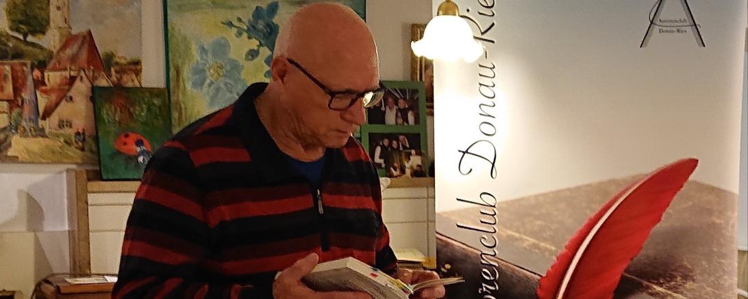 Johann Enderle bei der Lesung im Café Käferlein