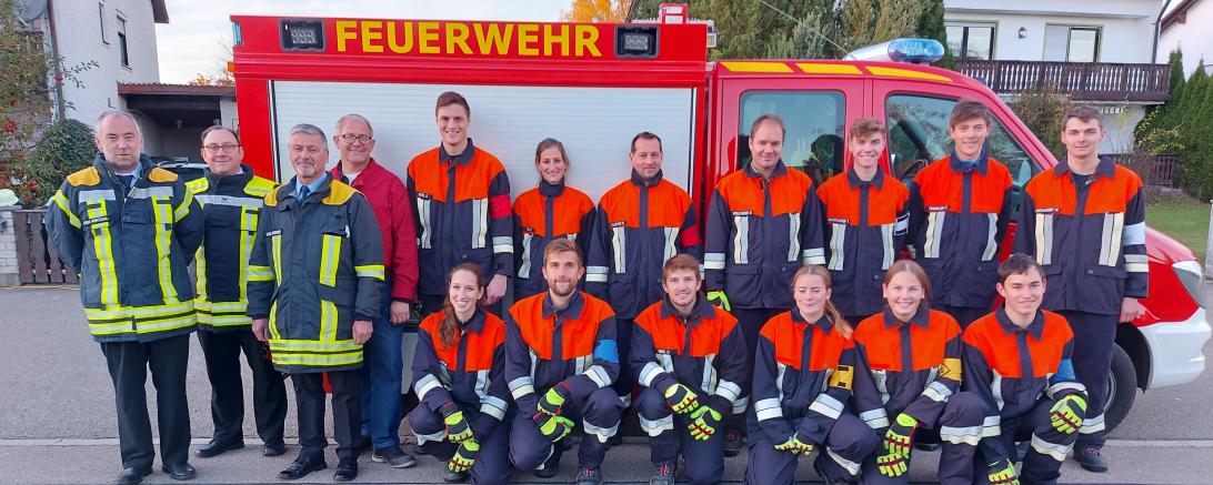 von links nach rechts: KBM Peter Mikschl, KBM Mike Kühnel, KBI Jürgen Scheerer, 3. Bürgermeister Martin Stegmair, hintere Reihe (Mannschaft): Emanuel Edel Stufe 5, Franziska Hell Stufe 3, Rainer Klopfer Stufe 5, Bernd Briglmeir Stufe 6, Tim Maierhofer Stufe 2, Ferdinand Trenkler Stufe 2, Manuel Reichardt Stufe 6  vordere Reihe (Mannschaft): Martina Engelhard Stufe 3, Mario Edel Stufe 6, Daniel Edel Stufe 3, Julia Briglmeir Stufe 1, Lilly Roßkopf Stufe 1, Patrik Dirschinger Stufe 1 