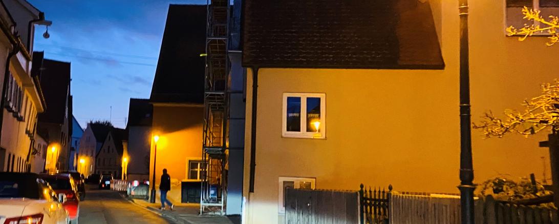 Orangefarbene Altstadtleuchten erhellen die Herrengasse und sorgen damit für mehr Sicherheit bei Nacht. 