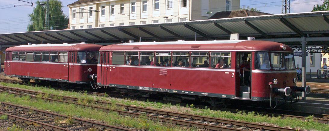 Auf dem Bild sieht man eine Eisenbahn des Bayerischen Eisenbahnmuseums vor dem Nördlinger Bahnhof.