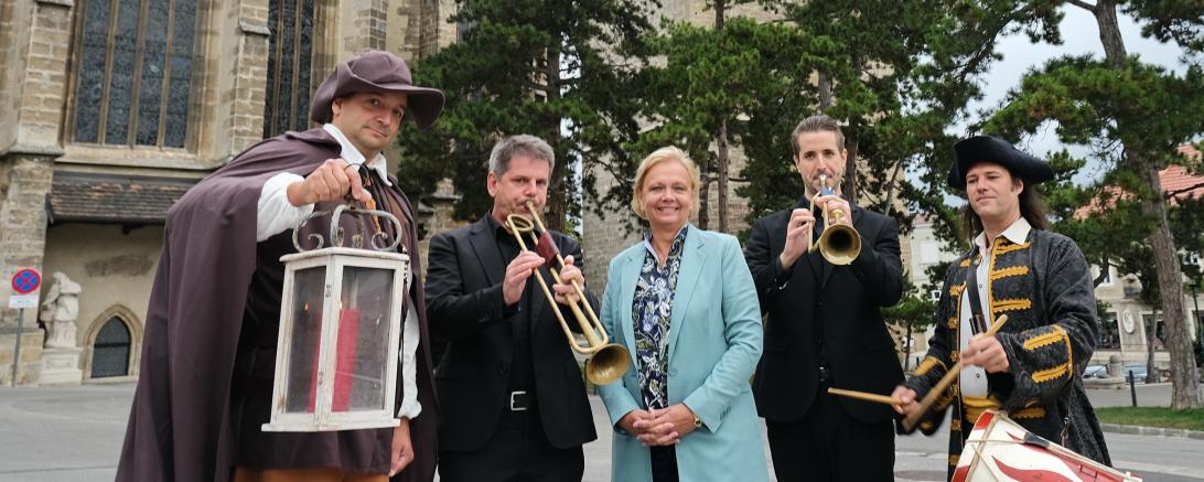 Im Bild: Türmer Markus Göller, Musiker Siegfried Koch, Bürgermeisterin Andrea Kö, die Musiker Valentin Kocsis und Bernhard Winter